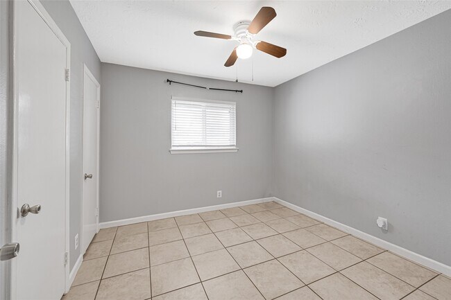 Building Photo - 3806 Kaplan Dr