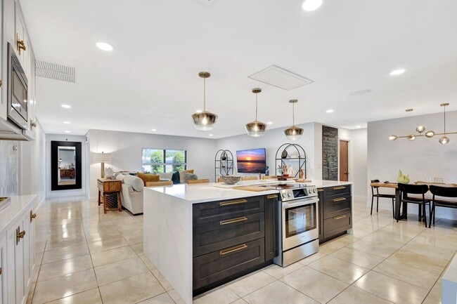 Building Photo - 932 Evergreen Dr