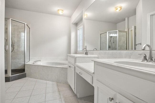 Building Photo - Spacious 3 Bed, 2.5 Bath in Prime Lakeway Location