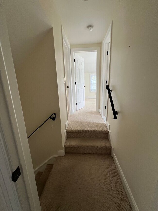 Building Photo - 3 Bed, 1.5 Bath Near U of R, Strong & Coll...