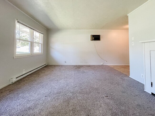Building Photo - **Available Now!** Studio Apartment Close to BSU