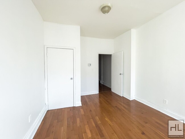 Building Photo - Spacious Bushwick 2-Bed 1-Bath / Great Loc...