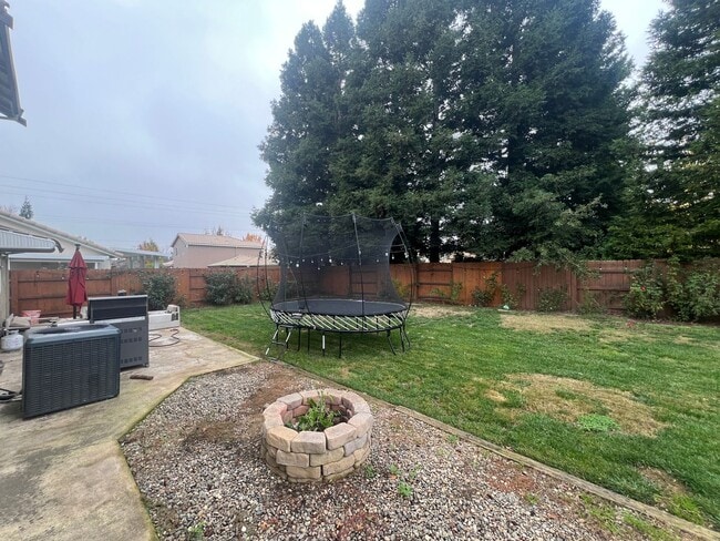 Building Photo - Wonderful 4 Bedroom Home Near Parks With Shopping Nearby!