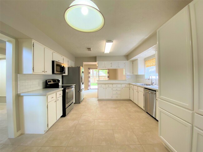 Building Photo - 12303 Longfellow Dr