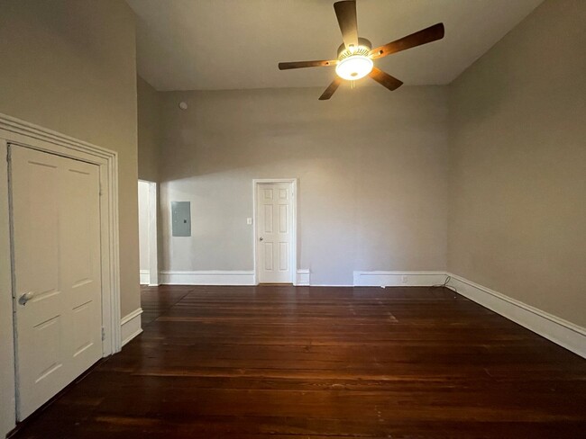 Building Photo - Spacious One Bedroom Apartment Near Mercer...