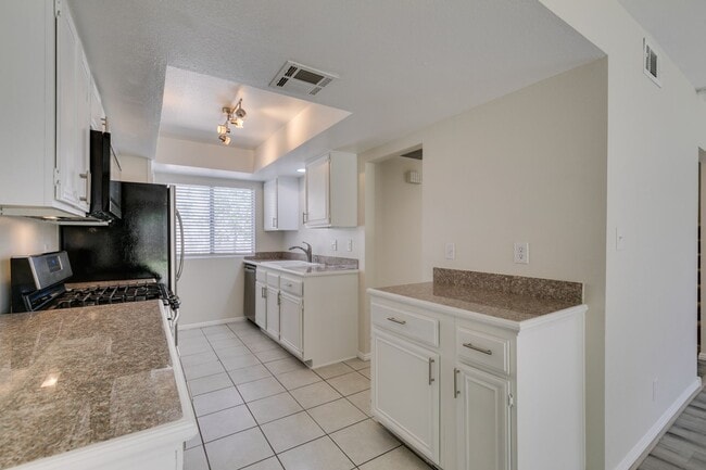 Building Photo - 2 Bedroom Townhome with 2 car attached garage in Henderson