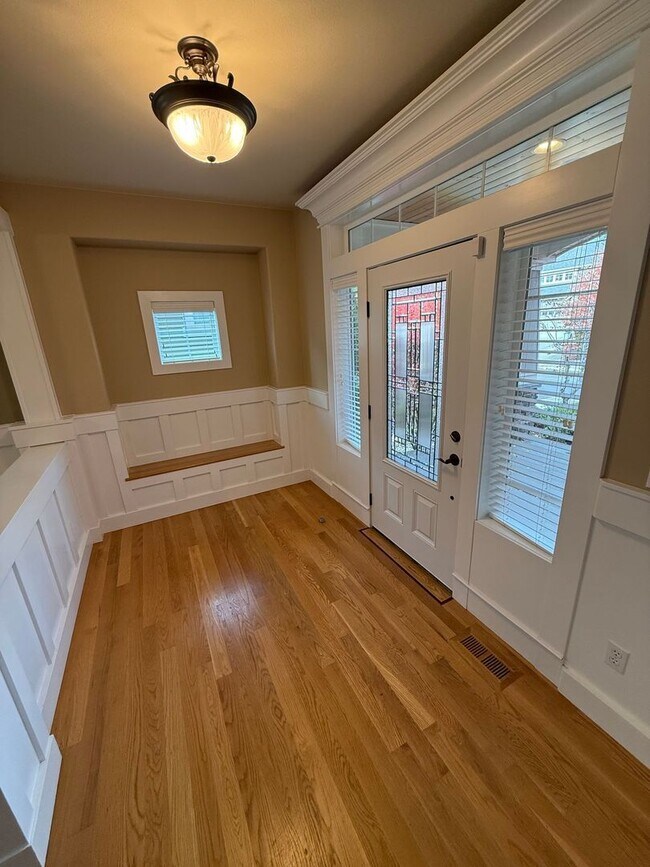 Building Photo - Stunning large 3 bedroom plus bonus rooms ...