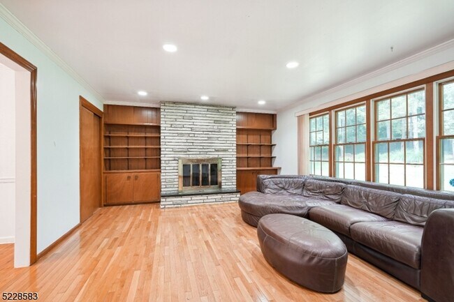 Building Photo - 21 Spier Dr