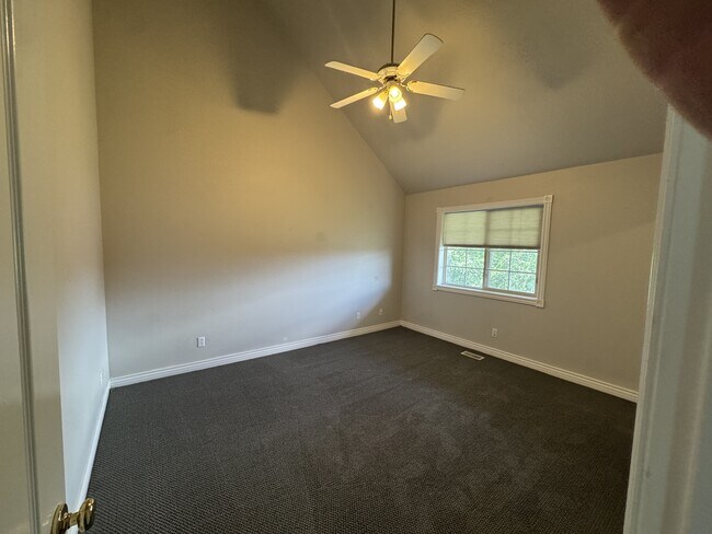 Building Photo - 340 Rainbow Ln