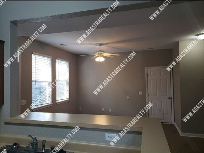 Building Photo - Spacious Remodeled 2 Bed/2 Bath in Lawrenc...
