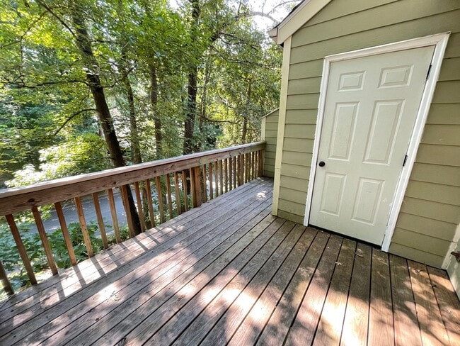 Building Photo - Nice 2br townhome in quiet neighborhood, r...