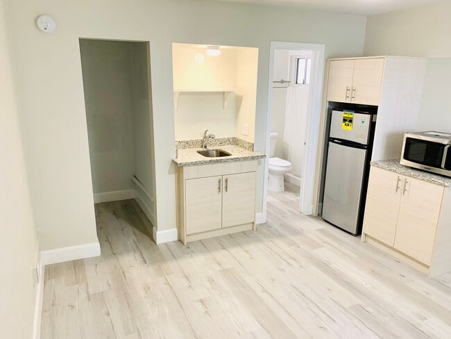 Building Photo - STUDIOS AVAILABLE IN THE HEART OF LA JOLLA! ONLY $1,700/mo!