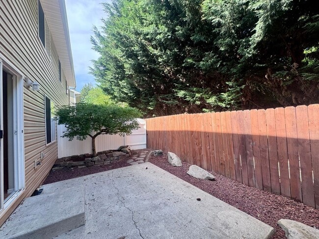 Building Photo - EZ living, Private Townhome setting Central Vancouver