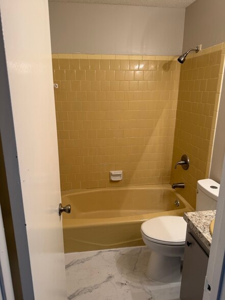 Main Full Bathroom - 2813 31st Ave N