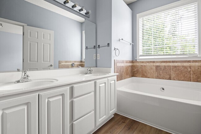 Building Photo - Spacious House in Hadley Park