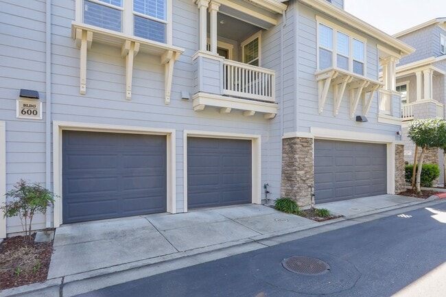 Building Photo - 3 Bed / 2.5 Bath beautiful end unit townhome with tons of upgrades. YouTube Tour!!