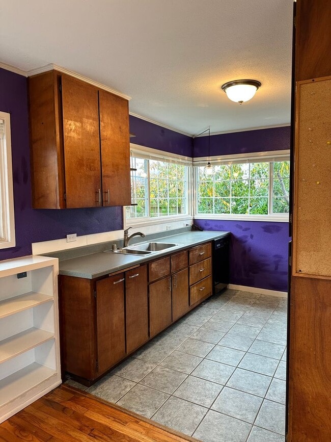 Building Photo - 2 Bedroom/ 1 Bath House in Eureka, Single car Garage with Washer & Dryer included!!