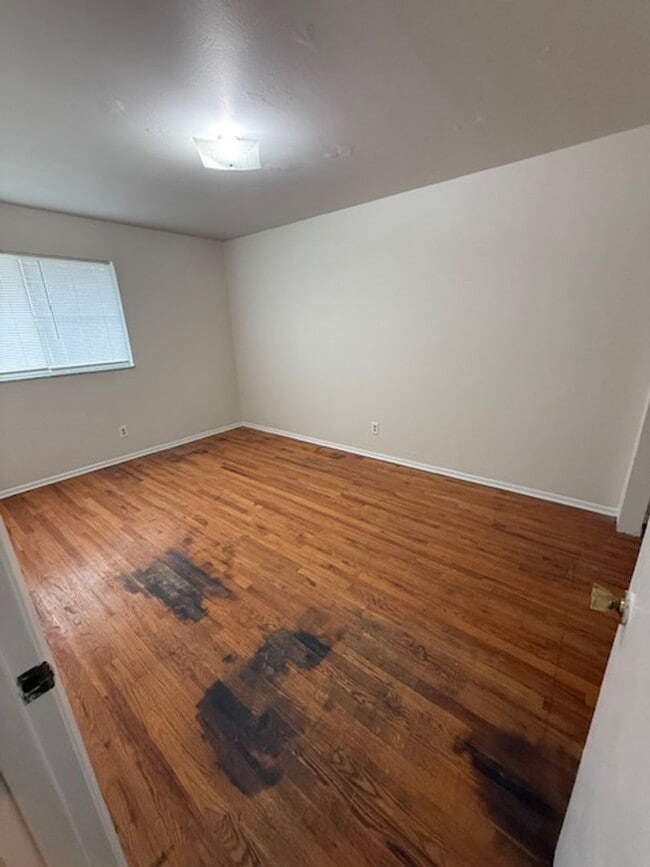 Building Photo - Charming 2-Bedroom Duplex with Modern Upda...