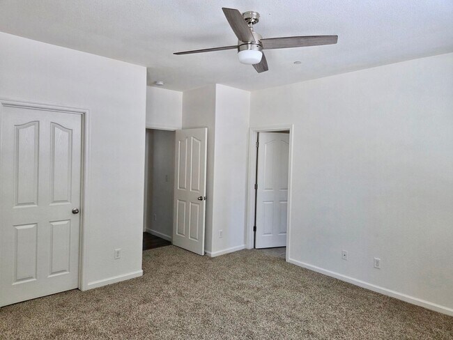 Building Photo - $2,400 Barstow & Leonard, 3 Bed- 2 Full Ba...