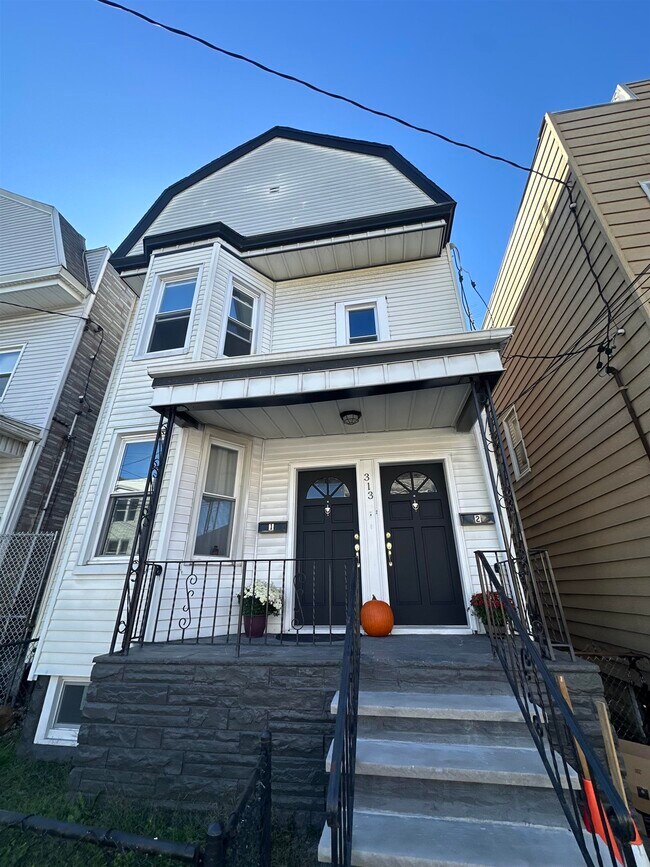 Primary Photo - 313 Pearsall Ave