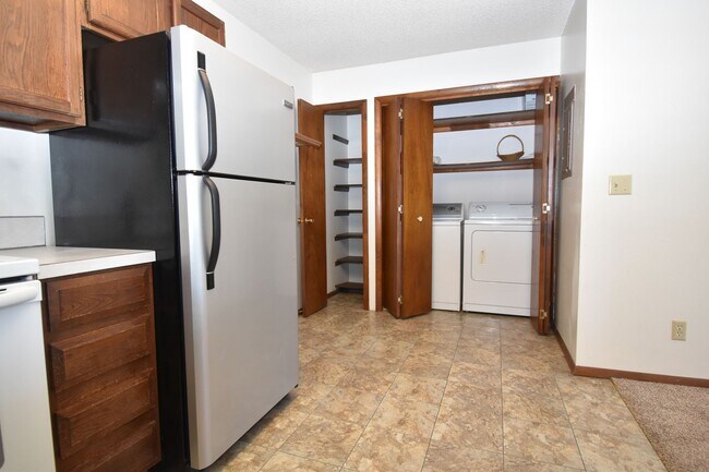 Building Photo - 2Bed 1.5Ba W/ Carport! Close to Trails, Ho...