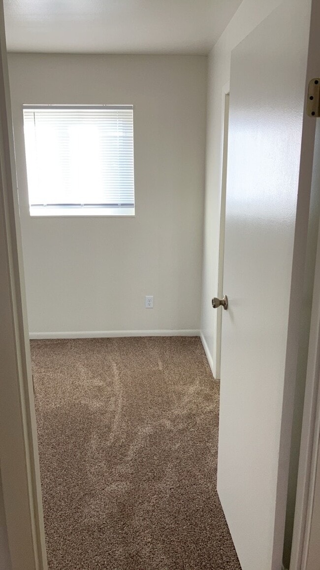 Building Photo - 970 W Alkaline Springs Rd