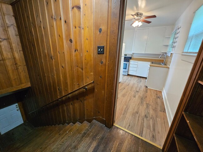 Building Photo - Ready for immediate move in! 2bed 1 bath a...