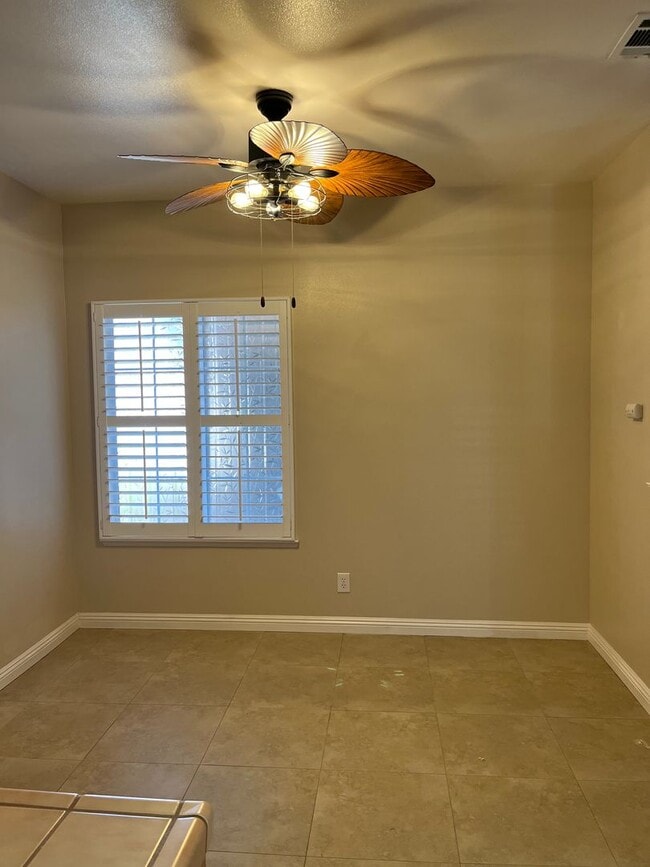 Building Photo - Spacious 3 Bedroom, 2-bathroom Beautiful H...