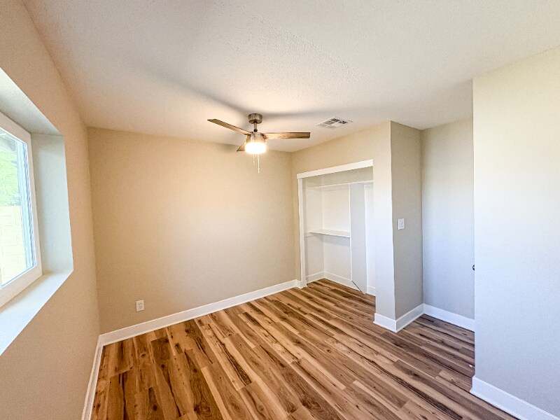 Building Photo - 1530 W 4th Pl