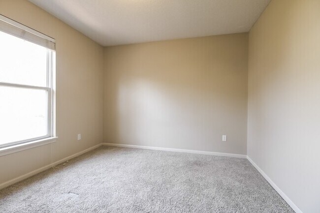 Building Photo - Spacious 4 Bedroom Home