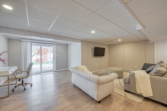 Building Photo - 35 Metacomet Rd