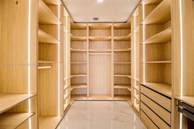 Building Photo - 700 NE 24th St