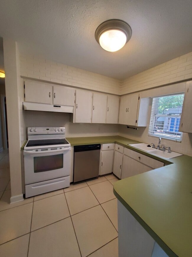 Building Photo - QUIET AND WELL MAINTAINED NEIGHBORHOOD