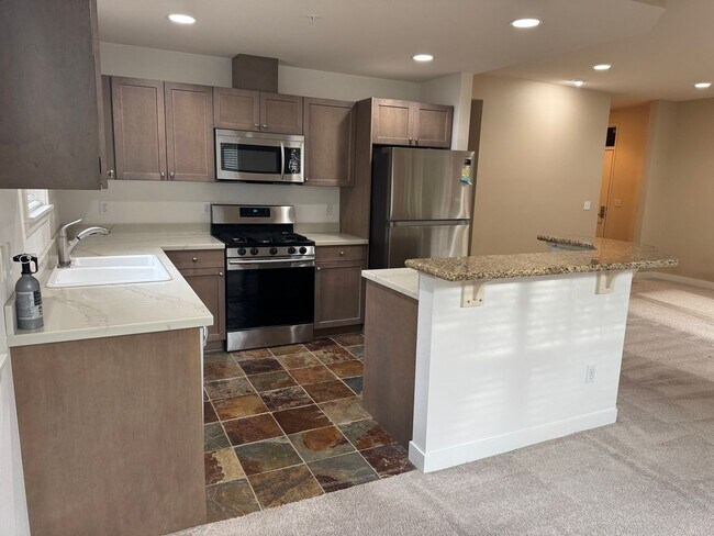 Building Photo - Issaquah 1bed Condo