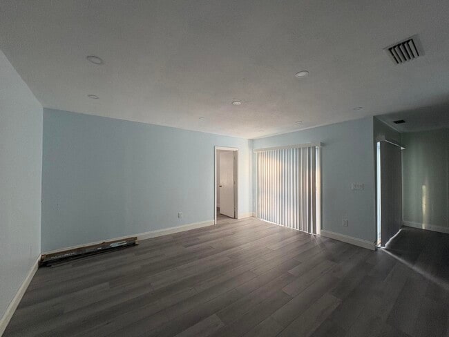 Building Photo - 271 NE Faring Ave