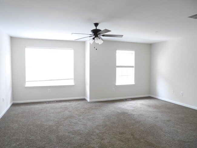 Building Photo - Move in Ready Townhouse!