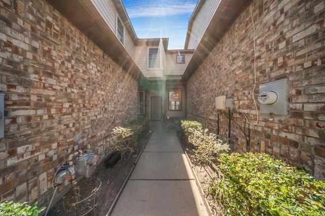 Building Photo - 908 Englewood Ln