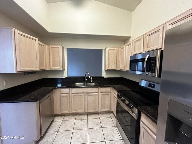 Building Photo - 755 W Baylor Ln