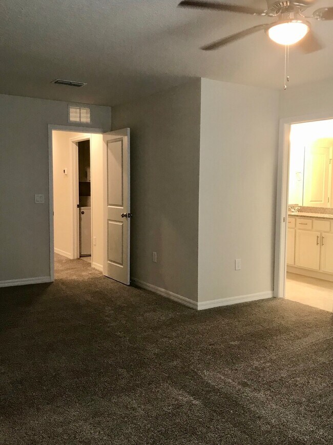 Building Photo - Energy Efficient 3/3 Townhome w/ 2 Car Gar...