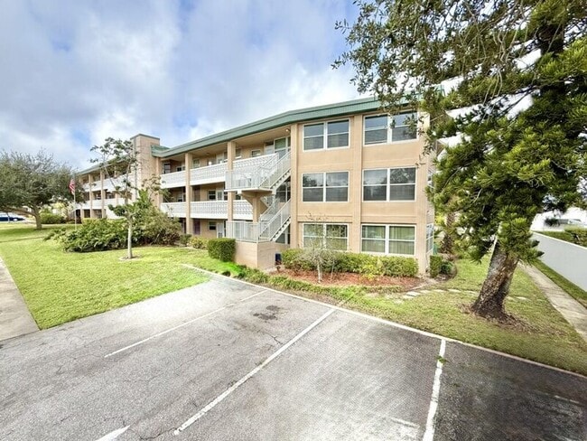 Building Photo - 445 32nd Ave N