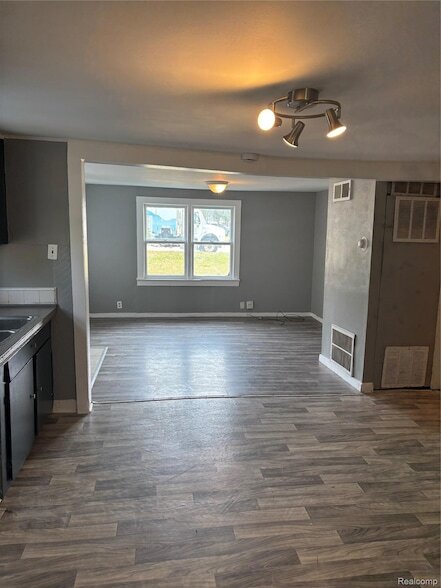 Building Photo - 4072 S Center Rd