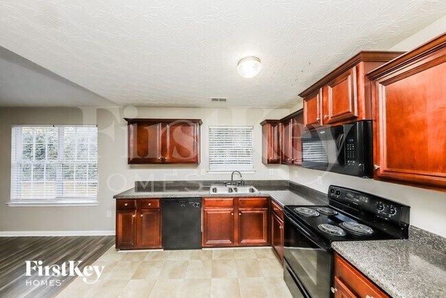 Building Photo - 419 Lake Ridge Ln