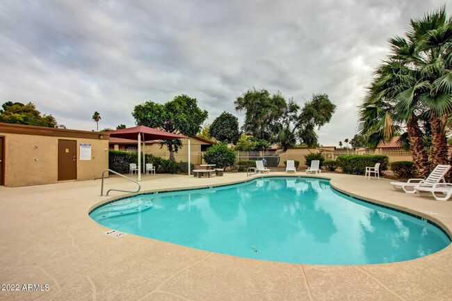 Building Photo - 2415 W Greenway Rd