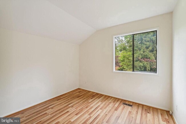 Building Photo - 10 Tapiola Ct