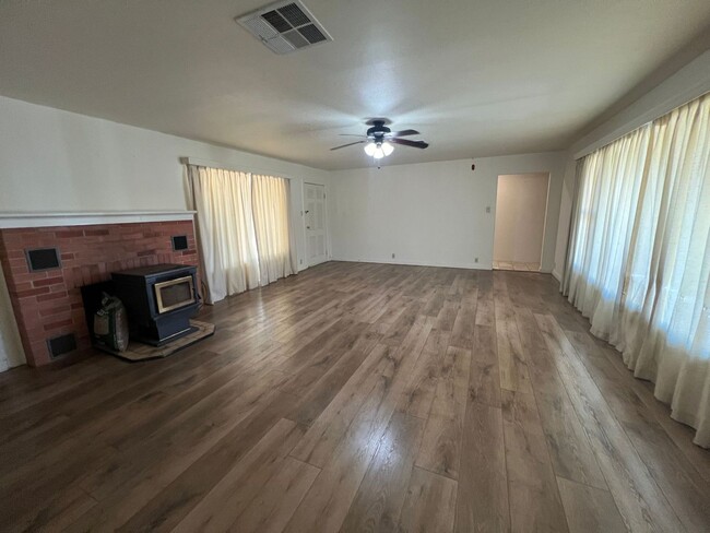 Building Photo - 3 bedroom 1 bath home in Red Bluff