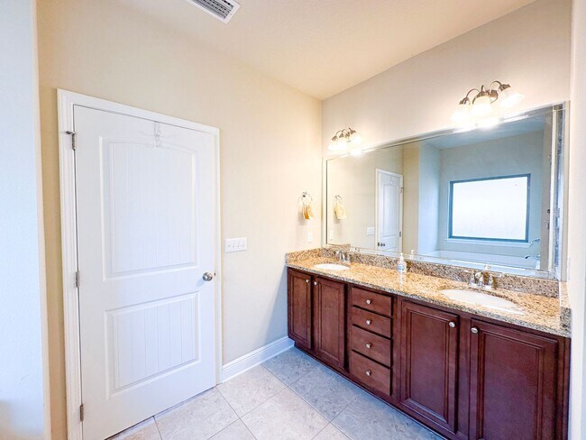 Building Photo - Well maintained 4 bedroom home with 2 car garage