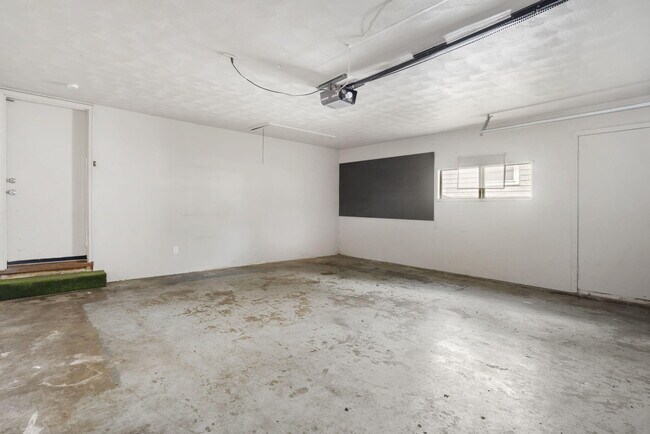 Building Photo - 938 E Lindberg St