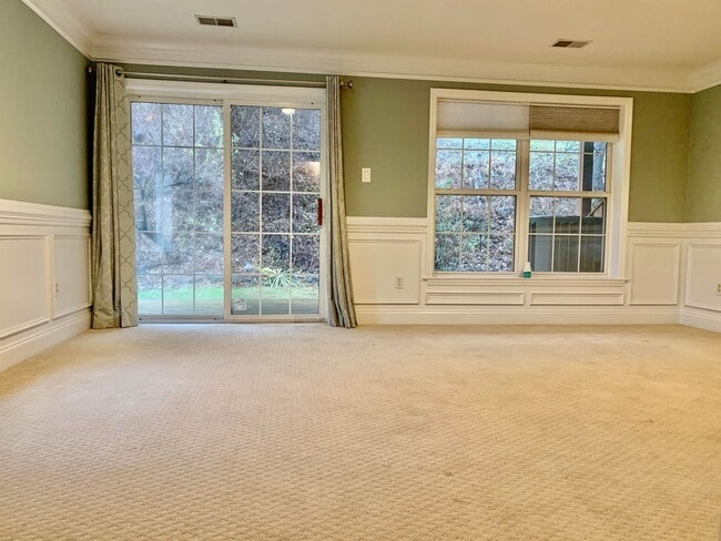 Building Photo - MUST SEE! End Unit, Electric Fireplace, Gr...