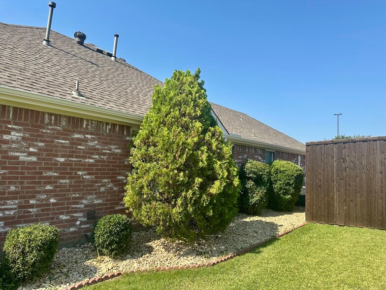 Building Photo - 7005 Fallkirk Dr