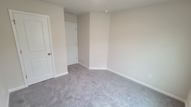 Building Photo - 3 bed, 2.5 Bath Townhome Available in Reid...